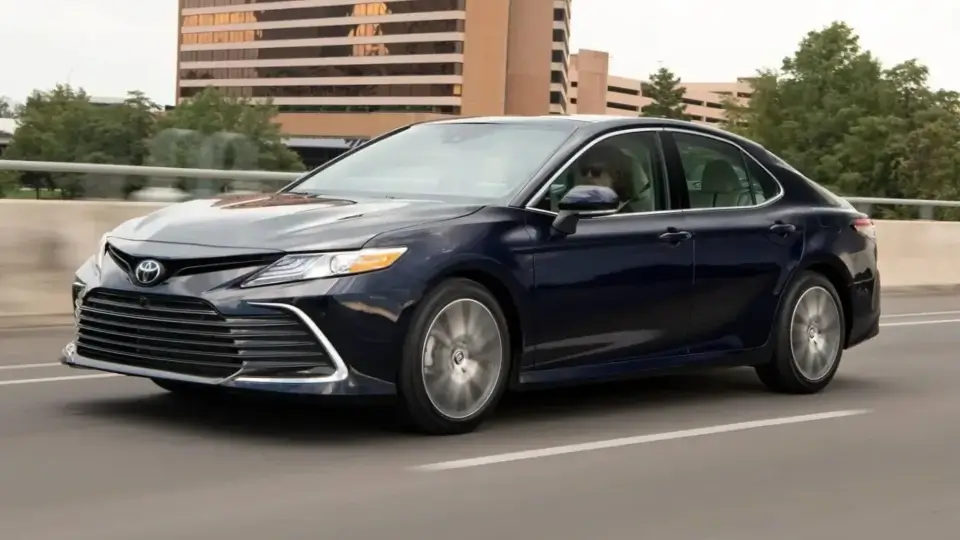 تویوتا کمری LE هیبرید